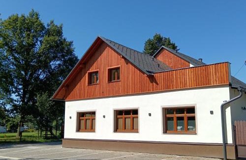Dobruska House | Ubytování pod lípou