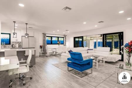 Imperial Point House | Uhost AI - Sunny Oasis w Pool & Florida Room