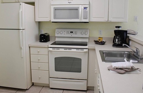 Bostroms Resort | Ultimate Beach Vacation! Beachfront, Pool, Parking, Near Lighthouse Point Park