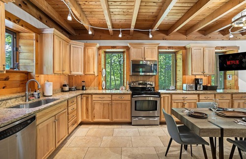 Springtown Bed & Breakfast | Ultimate Cabin Getaway w/Hot Tub, Fire Pit and Lake to Recharge and Unwind!