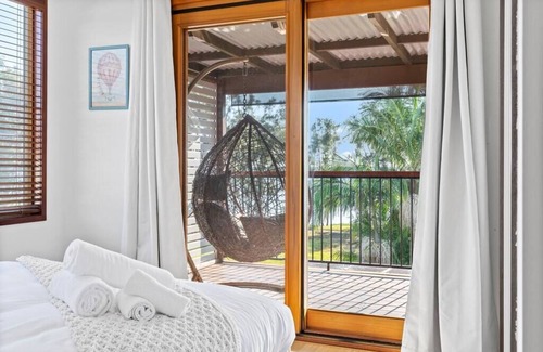 Berkeley Vale House | Ultimate Lakefront Luxury, Pool Table, Games Room