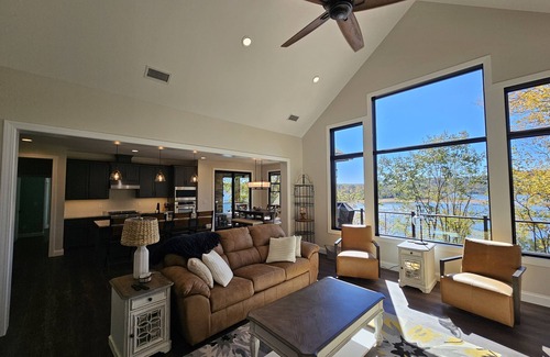 La Follette House | Ultimate Lakefront Retreat-Private Dock-Amazing Amenities-Year Round Water