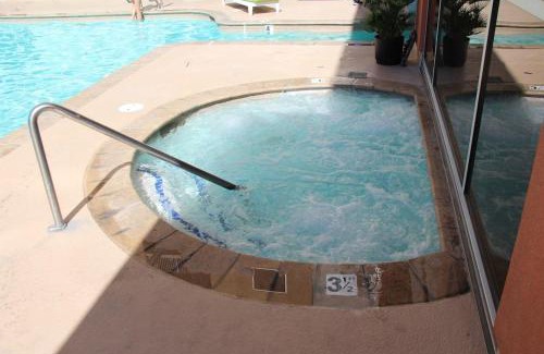 Las Vegas Apartment | Ultimate Las Vegas Getaway One Bedroom Suite with Balcony, Kitchen, Gym, Pool & Free Parking