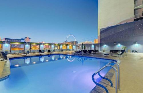 Las Vegas Apartment | Ultimate Las Vegas Getaway One Bedroom Suite with Balcony, Kitchen, Gym, Pool & Free Parking