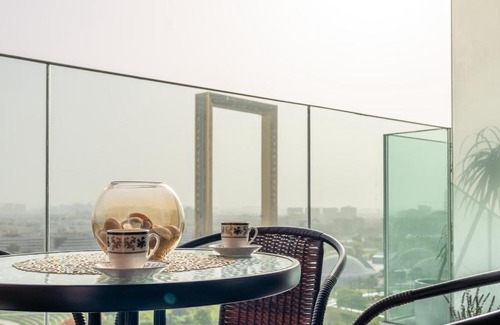 Bur Dubai Apartment | Ultimate Stay - 3 Beds - Scenic Panoramic Views - Right at Metro Station - 5-10min to Sea, Burj Khalifa, Old Town, Downtown - 15min from Airport