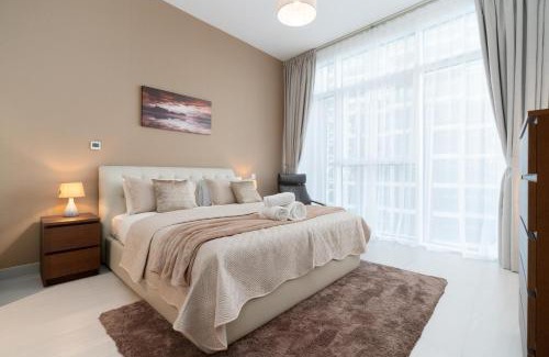 Bur Dubai Apartment | Ultimate Stay - 3 Beds - Scenic Panoramic Views - Right at Metro Station - 5-10min to Sea, Burj Khalifa, Old Town, Downtown - 15min from Airport
