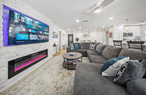 Carrollwood House | Ultimate Vacation Spot: Pool, Mini Golf & Hammock!