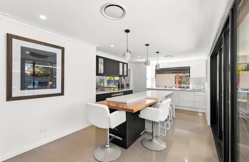 Broadbeach Waters House | Ultra Modern & Relaxing Inner City - Private Pool and Yard - 10min walk to beach