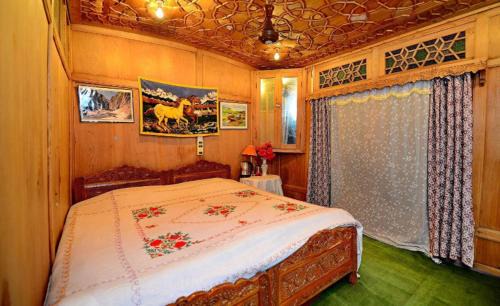 Dal Lake Boat Rental | Umbrella group of House Boat