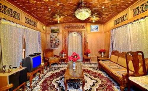 Dal Lake Boat Rental | Umbrella group of House Boat