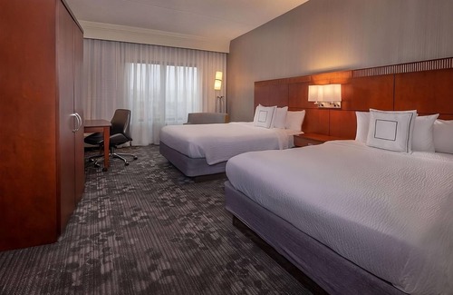 Newark Hotel | Unbeatable Location! 2 Comfortable Units, Indoor Swimming Pool, Pets are Welcome