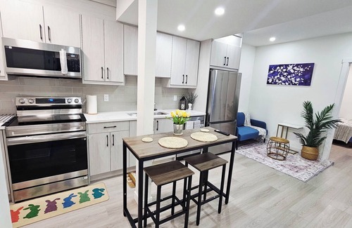 Calgary House | Unbeatable Location:n๐ถโโ๏ธ4 min walk: Costco, Walmart & East Hills Shopping Mall