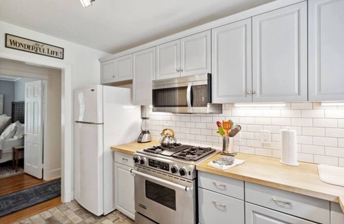 North Buckhead Cottage | Unbeatable Location: Northside, St Joe & Oglethorpe