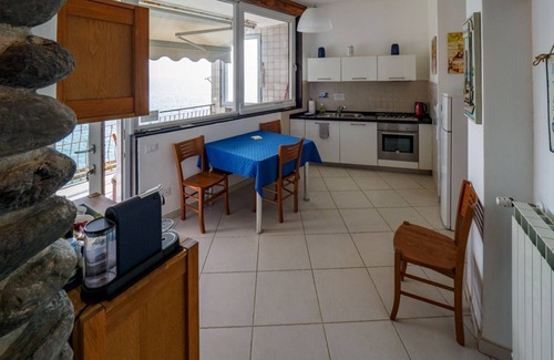 Vernazza Apartment | Unda de Ma Apartment with AC and Sea View Balcony