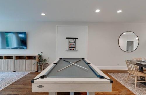 Eighth Avenue House | Unforgettable Townhome-Close to Broadway-10 Beds!