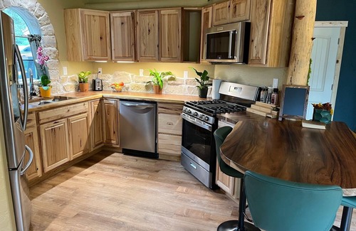 Indian Hills Cottage | Unique 1-bedroom Woodland Cottage near Red Rocks- WiFi, AC, Kitchen, Sleeps 4