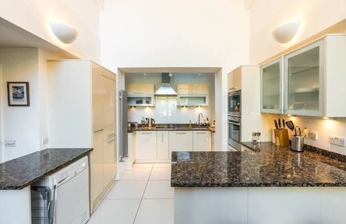 Chiswick House | Unique 2 Bedroom converted Artist's Studio