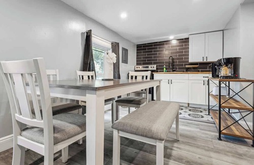 Downtown Niagara Falls House | Unique 5BR,3BA minutes from the falls