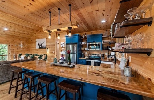 Mineral Bluff Cabin | Unique Cabin! Close to Blue Ridge GA and Murphy NC. Hot tub has an amazing view.