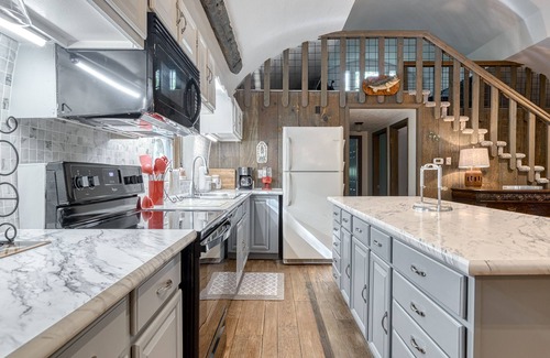 Radford Cabin | Unique Cabin - near VT, Radford U, Pete Dye Golf Course, New River, Claytor Lake