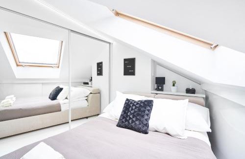 Stare Miasto Apartment | UNIQUE DESIGN Loft in middle of CENTRE of OLD TOWN with Netflix