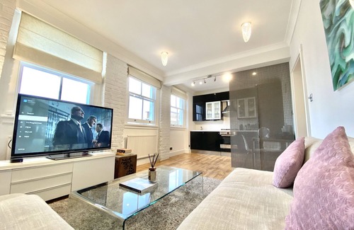 Queen's Gate Apartment | *Unique Flat in South Kensington/Super King bed*
