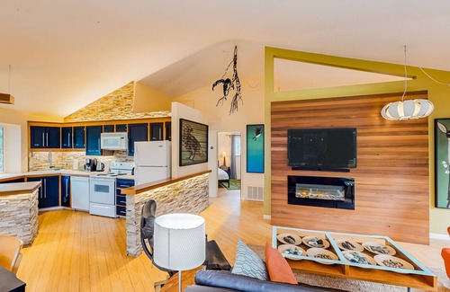 Rosario House | Unique home in the treetops with 360-degree deck & walkable location