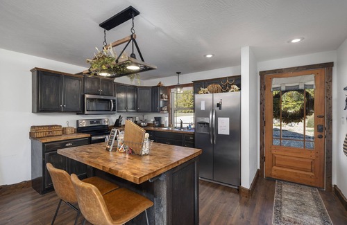 Turners Cabin | Unique/modern, secluded cabin on 95 river front acres/utv/kayaks & hot tub