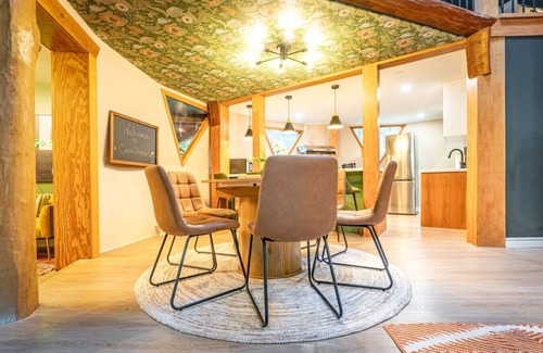 Gravenhurst House | Unique Muskoka Retreat w/Hot Tub on 10 Acres