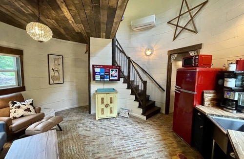 Trevilians House | Unique OASIS - Silo Barn - Swim Pond- 5 Miles Trails - Farm Animals - Waterfall