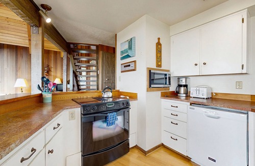 Newport House | Unique oceanfront home with gorgeous ocean views & private sauna