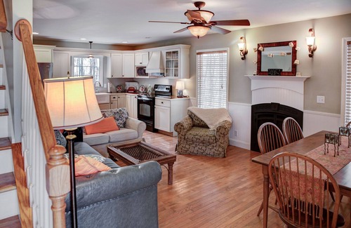 Cookeville Cottage | ⭐️Unique, private, cozy⭐️Cookeville, TN -King bed, acres of woods