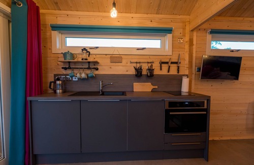 Fintry Cabin | Unique Spacious Heated Lodge With Enclosed/open air Bathtub and Outdoor Seating