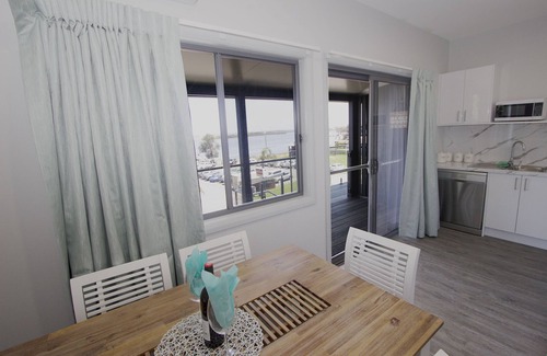 Harrington Apartment | UNIT 1. OPPOSITE THE OCEAN. BEACH .RIVER.PET FRIENDLY. 1 FREE PARKING n n