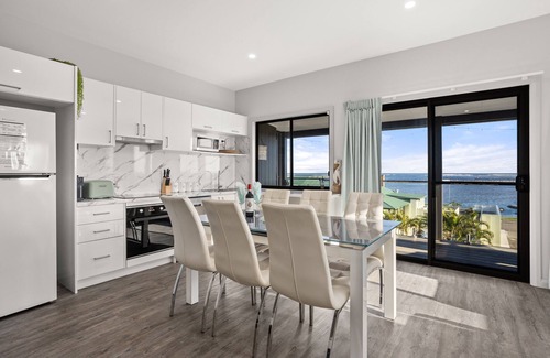 Harrington Apartment | UNIT 2 OPPOSITE BEACH, RIVER ,HOTEL,CLUB,WALKING DISTANCE TO ALL VENUES ETC.n