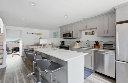 Hyannis Condo | Unit 25 Poolside 2BD-A/C, Private Balcony, Association Beach & Pool