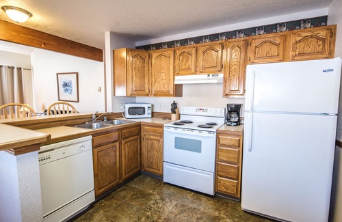 Red Lodge Condo | Unit #5 Cozy 2 Bed/2 Bath Condo on Golf Course with Hot Tub/Sauna/Pool