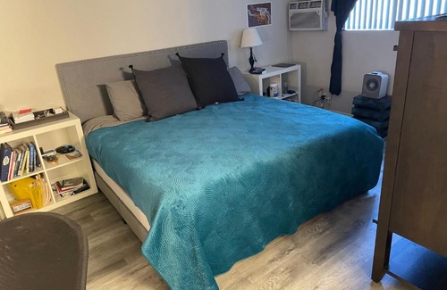 Valley Village Apartment | Universal Studios near by comfort, swimming pool, centrally located