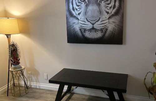Valley Village Apartment | Universal Studios near by comfort, swimming pool, centrally located