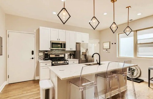 Woodlawn Hotel | University of Chicago Condo-Upgraded and Spacious w/Parking