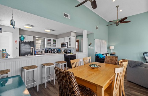 Galveston House | Unobstructed Gulf views. Beachfront, 2nd row. Pets welcome. King bed. Sleeps 8