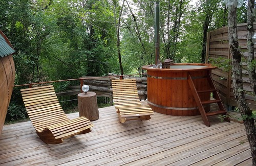 Monclar-de-Quercy Cabin | Unusual accommodation: Barrel with bathroom, terrace and private Nordic bath