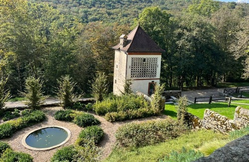 Marigna-sur-Valouse Apartment | Unusual gîte in the Dovecote of the Château