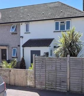 Barking House | Unwind 2Bed with Garden, Sauna and Hot Tub