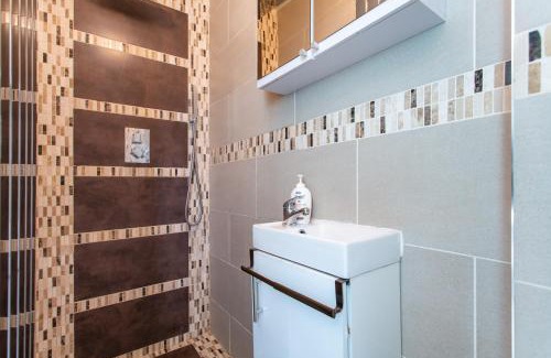 Barking House | Unwind 2Bed with Garden, Sauna and Hot Tub