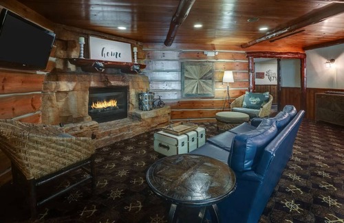 Peoria Hotel | Unwind at a Riverside Locale: Panoramic Views, Craft Brews & Hot Breakfast
