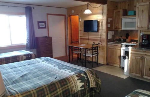 Rice Lake Cabin | Unwind at the lake in Room 12 - Loons Lair - Curriers Lakeview Lodge