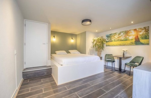 Waalwijk Hotel | Unwind & Explore: Perfect Family Retreat near Beekse Bergen Zoo