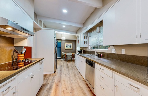 Salem House | Unwind with Stunning Views and Luxurious Comfort, Including AC & W/D