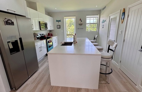 Nassau Apartment | Unwind with the whole family at this 3-bedrooms. Nestled just steps from a pool.